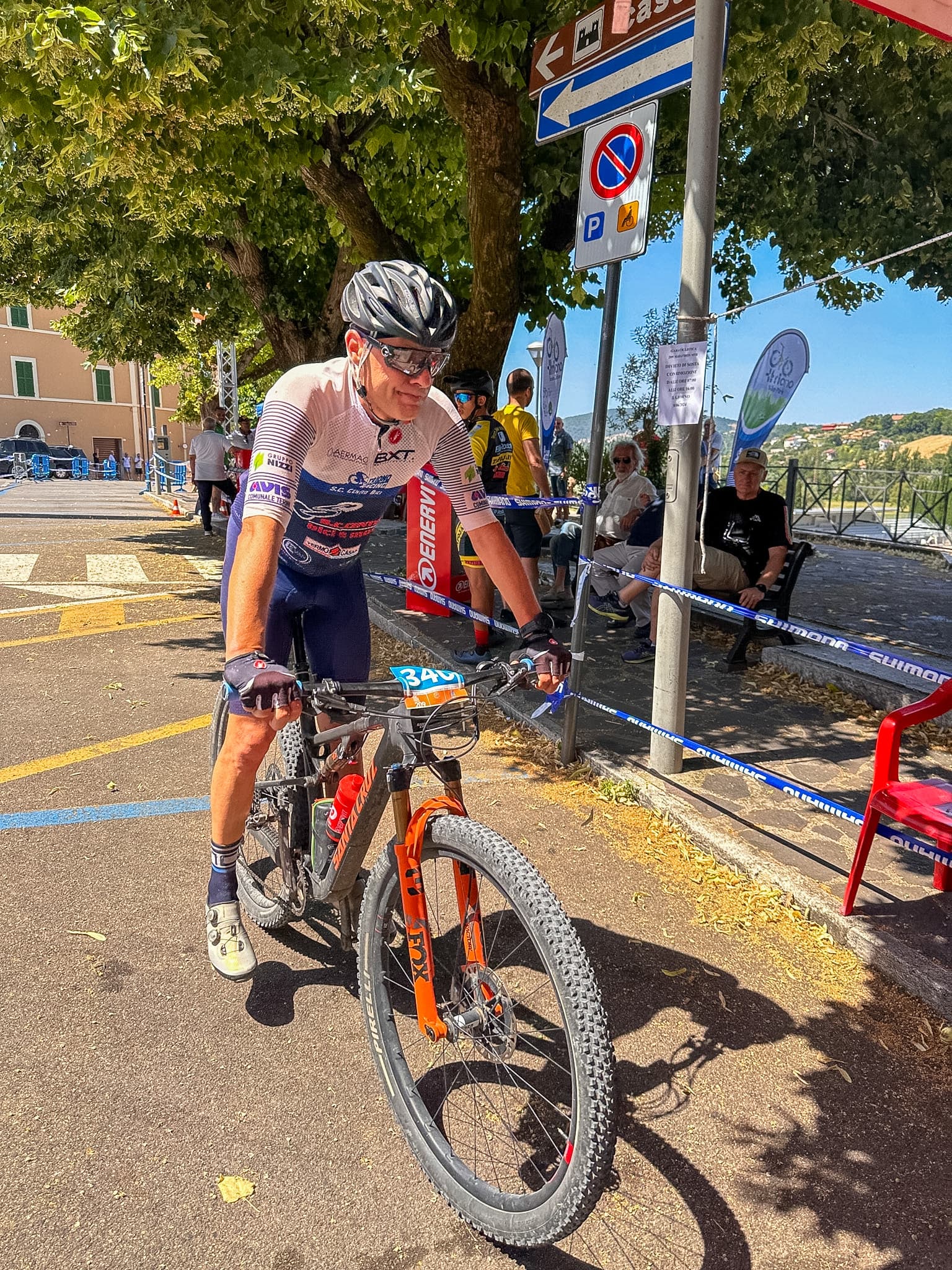 Atleta Triono nella zona arrivo a fine gara, tra il pubblico