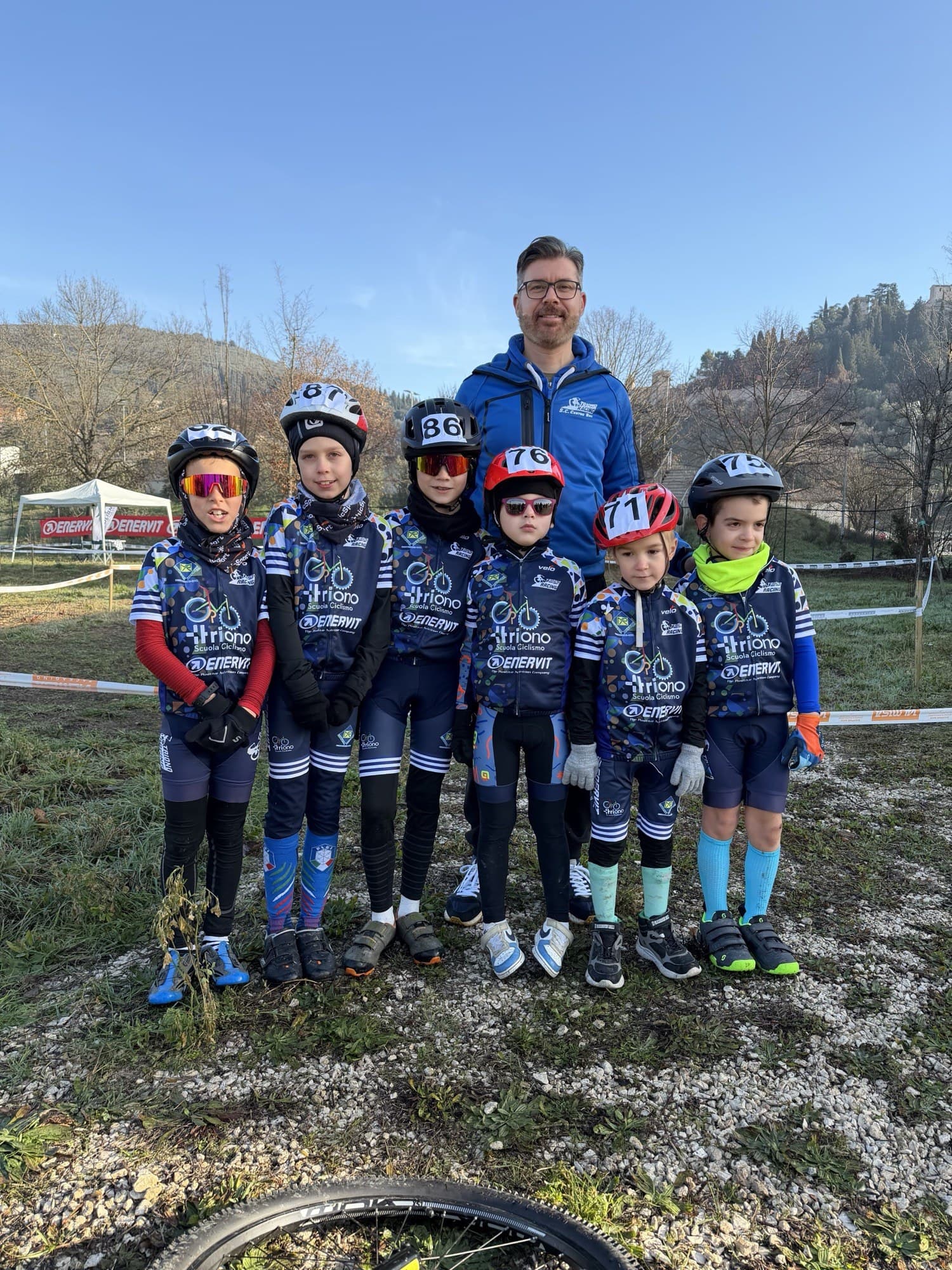 Squadra giovanile Triono in tenuta invernale insieme al maestro prima di una gara di cross country