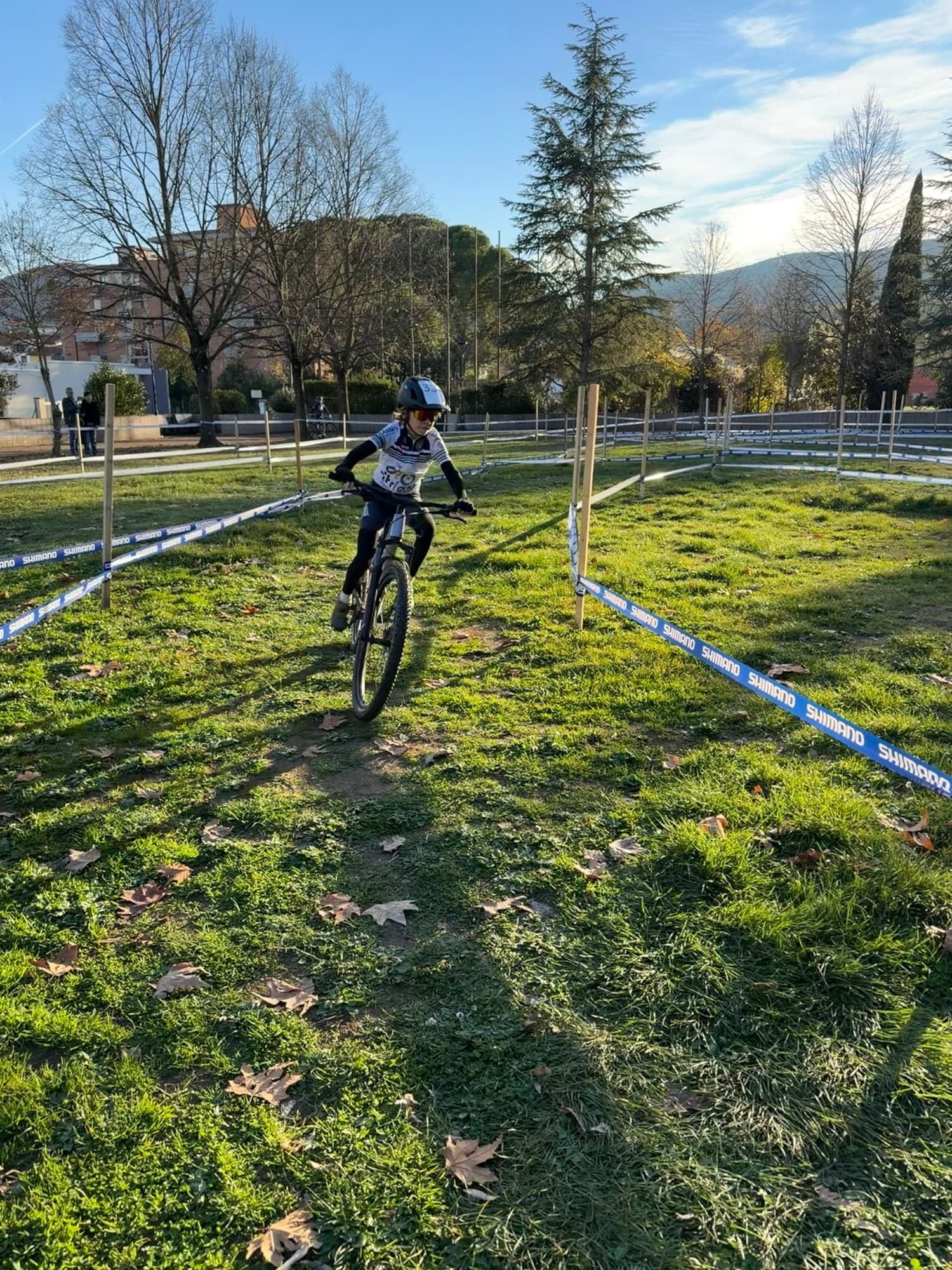 Allievo della Scuola Triono in mountain bike su un tracciato di cross country invernale, colline sullo sfondo