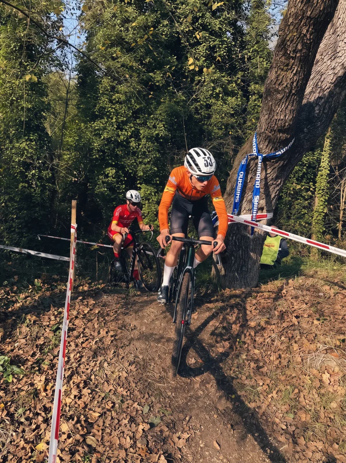 Ciclisti in gara nel tratto boschivo del percorso del Ciclocross dei Pini