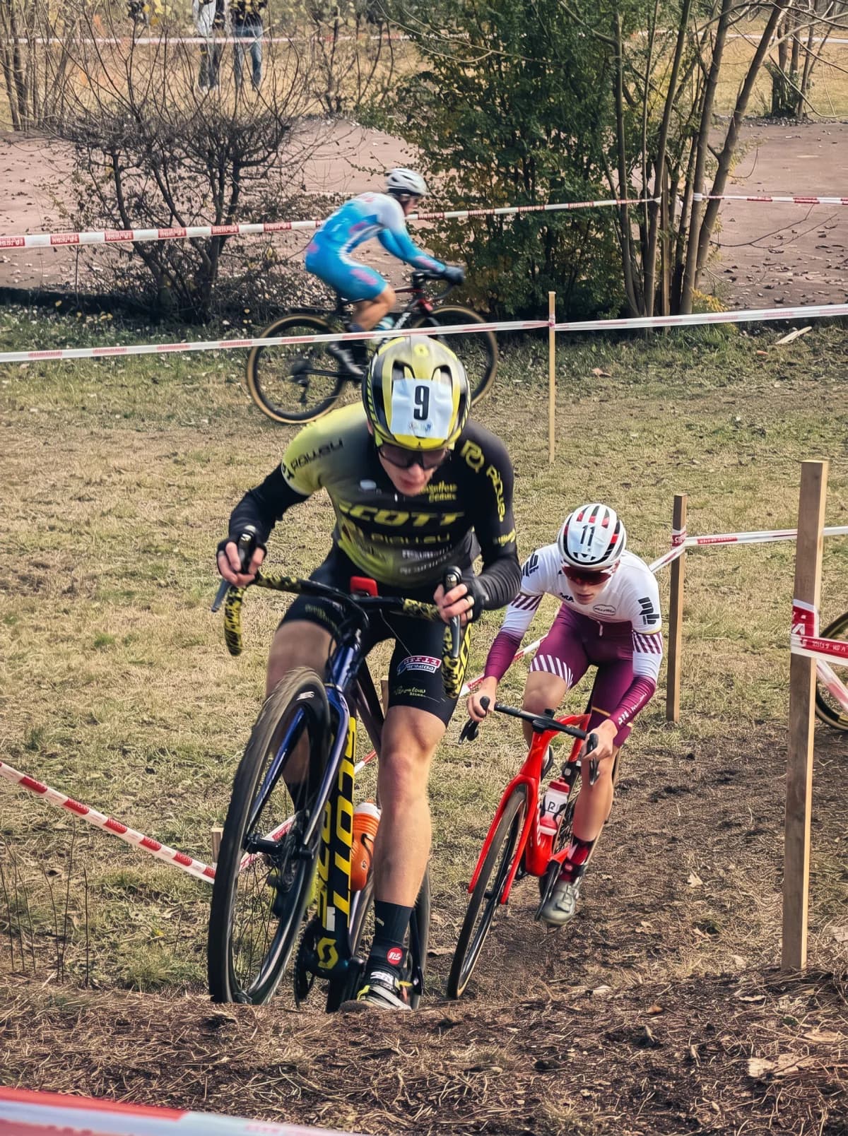 Ciclisti in gara affrontano un tratto tecnico del Ciclocross dei Pini